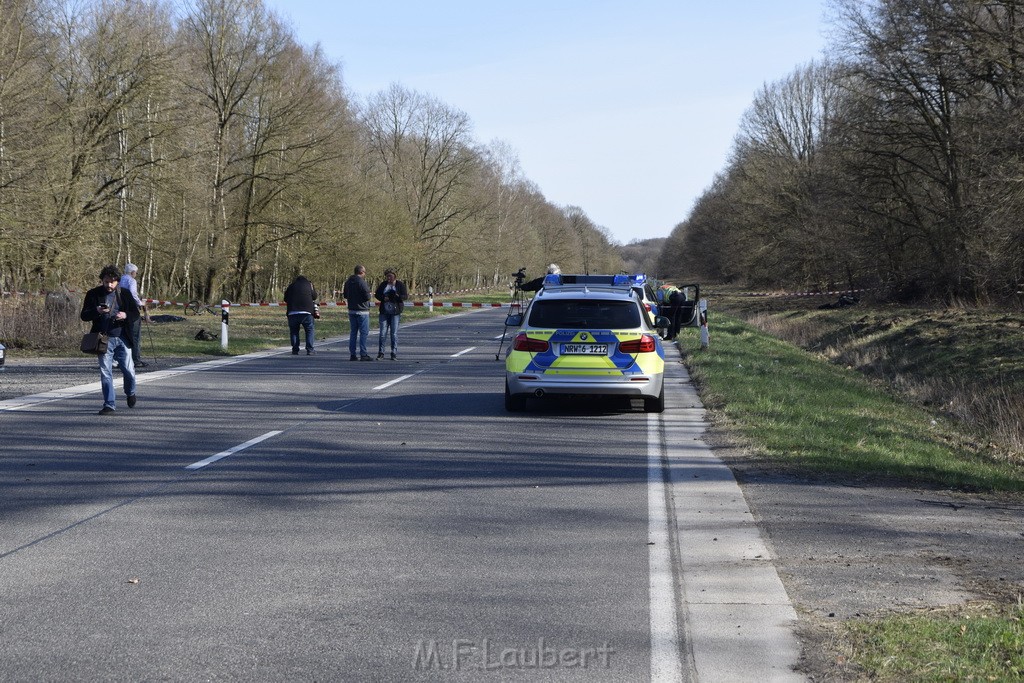 Schwerer VU Krad Fahrrad Koeln Porz Alte Koelnerstr P133.JPG - Miklos Laubert